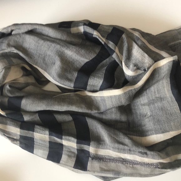 🧣 Authentic Burberry scarf